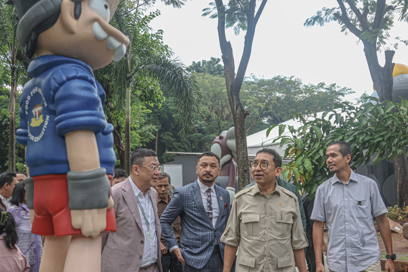 Menteri Kebudayaan Fadli Zon membuka Pameran Art Jakarta Gardens di Hutan Kota Plataran, Senayan, Ja