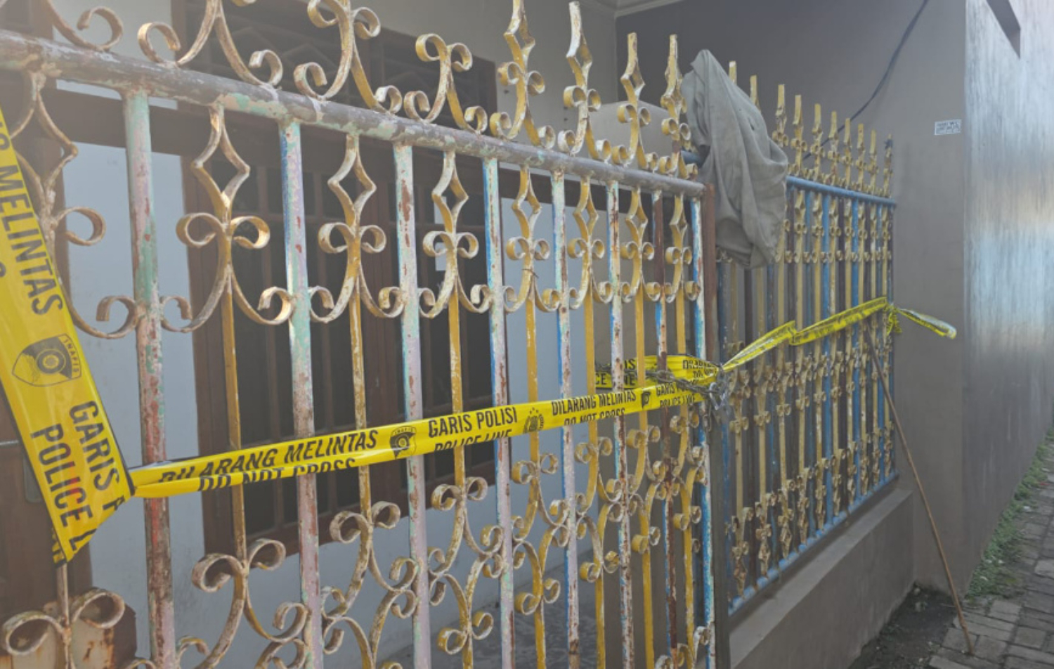 Polisi memasang garis polisi di lokasi pembakaran balita di Kampung Kresek, Desa Rawa Burung, Kecamatan Kosambi, Kabupaten Tangerang, Banten. (Istimewa) - Image