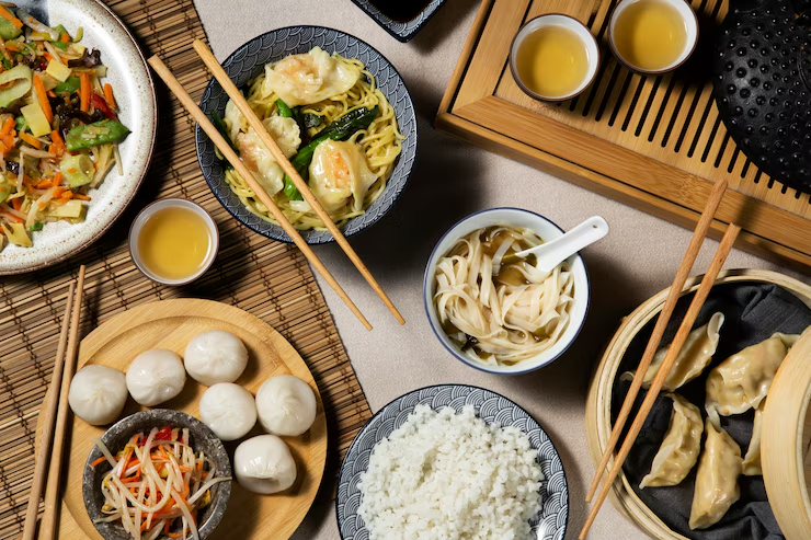 ilustrasi menikmati kuliner chinese food di surabaya (freepik) - Image