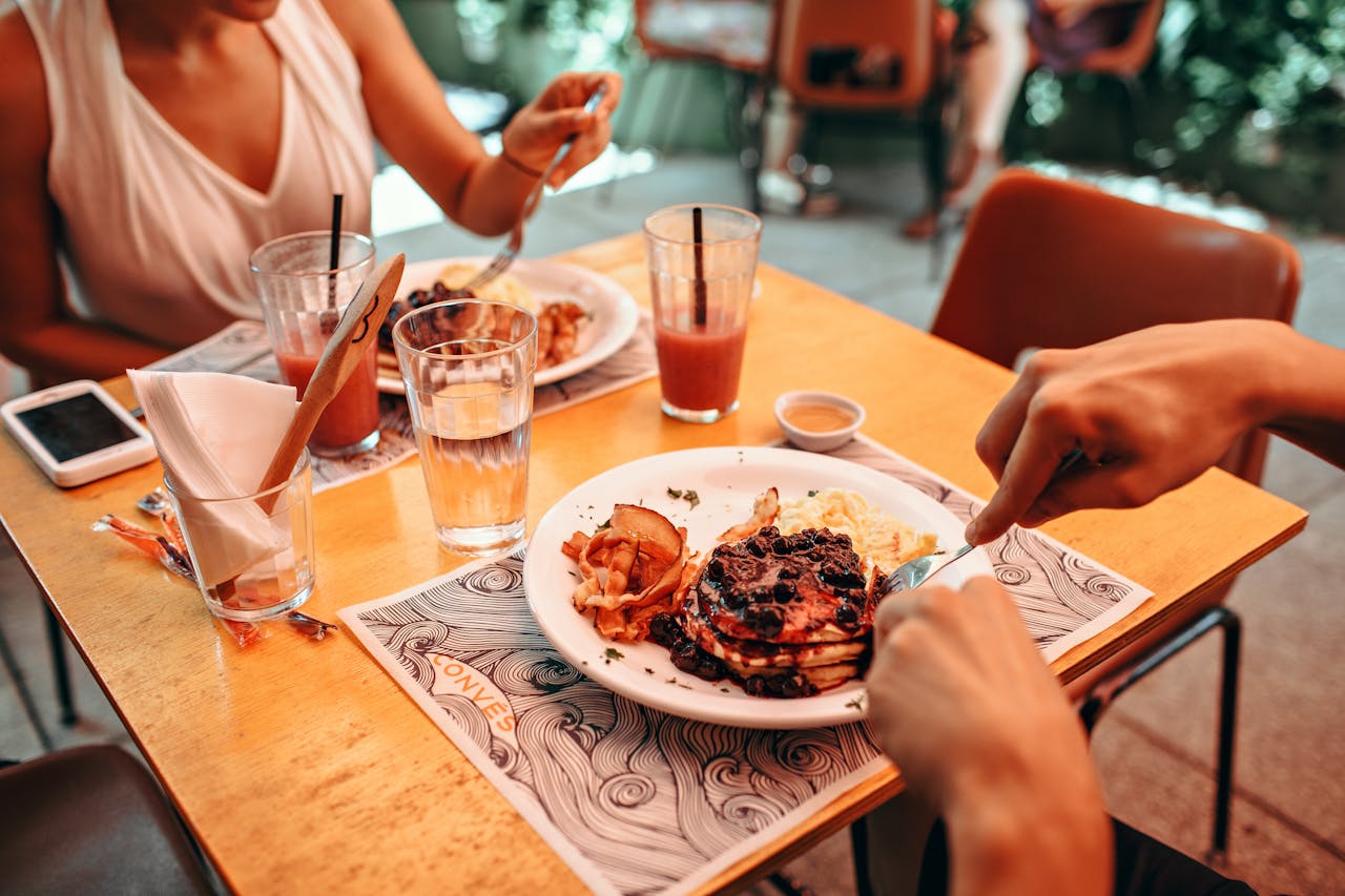 7 Ciri Kepribadian Orang yang Jarang Mencoba Kuliner Lokal Saat Traveling, Menurut Psikologi - Image