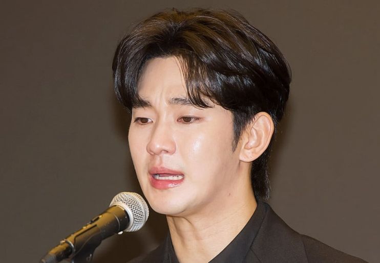 Kim Soo Hyun di konferensi pers untuk membahas skandalnya (31/3). (allkpop) - Image