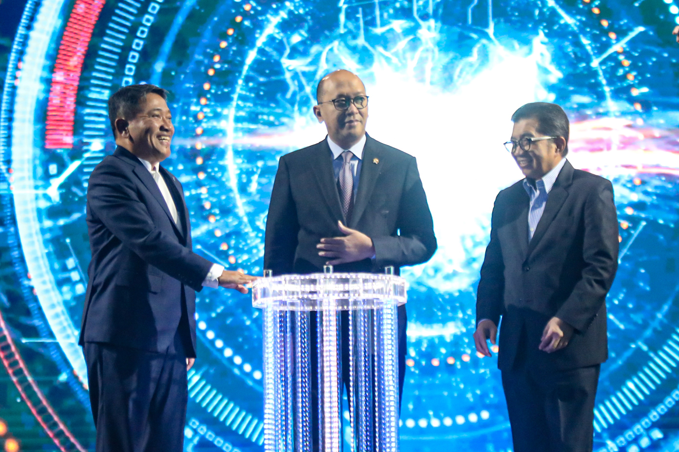 Menteri Investasi & Hilirisasi/Kepala BKPM dan CEO BPI Danantara Rosan Roeslani (tengah) bersama Plt Direktur Utama PT Bank Syariah Indonesia Tbk. Bob T Ananta (kiri), dan Komisaris Utama PT Bank Syariah Indonesia Tbk. Muliaman D Hadad (kanan) membuka - Image