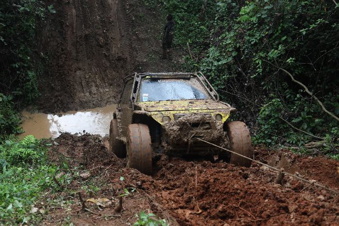 Salah satu peserta dari komunitas off road yang berusaha menaklukkan Medan berat yang berlumpur. - Image