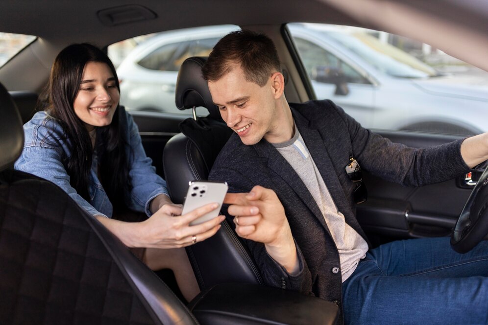 Ilustrasi seseorang yang suka mengobrol dengan driver ojol. (Freepik) - Image