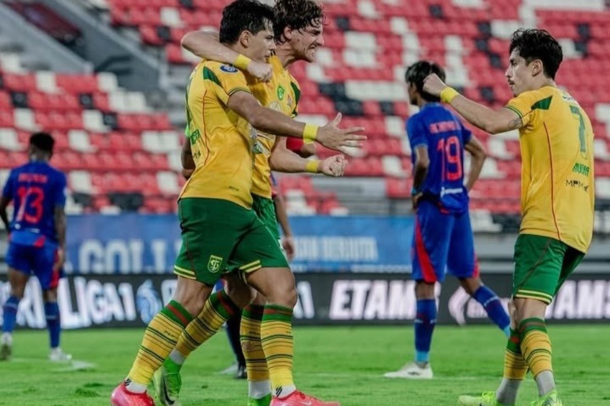 Bruno Moreira dan rekan-rekannya merayakan gol penyama kedudukan Persebaya saat menghadapi Arema FC. (media Persebaya) - Image