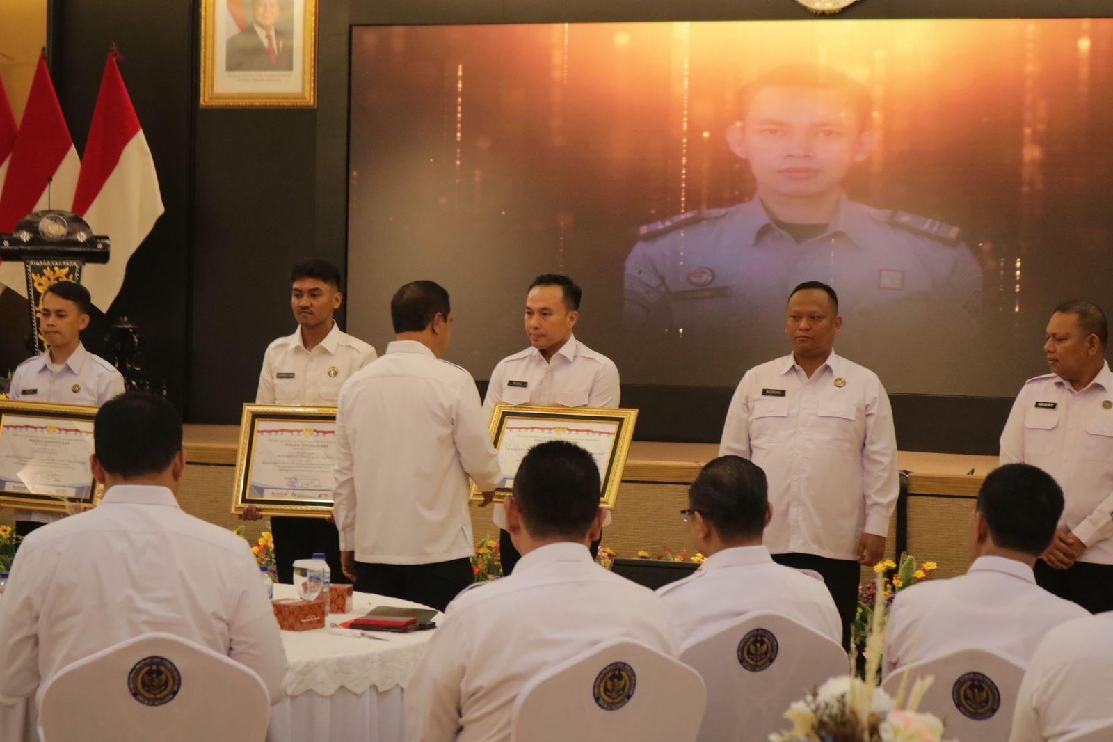 Kementerian Imigrasi dan Pemasyarakatan memberikan penghargaan terhadap Lembaga Pemasyarakat (Lapas) Kelas IIA Cibinong, Rutan Kelas I Cipinang, Jakarta dan Lapas Kelas I Medan, Sumatera Utara. - Image