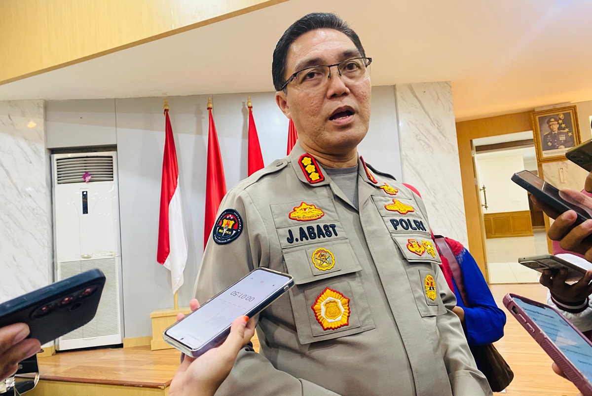 Kabid Humas Polda Jatim Kombes Pol Jules Abraham Abast. (Juliana Christy/JawaPos.com) - Image