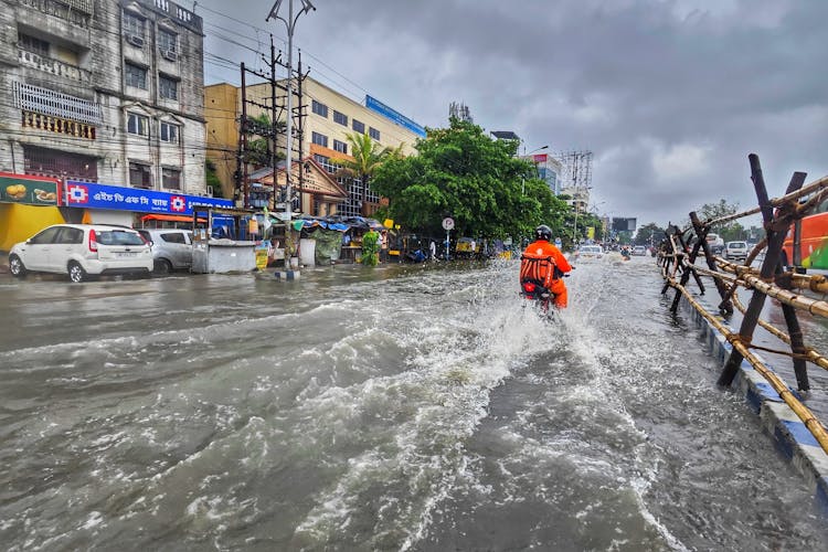 Ilustrasi banjir bandang. (Photo by Dibakar Roy/Pexels) - Image
