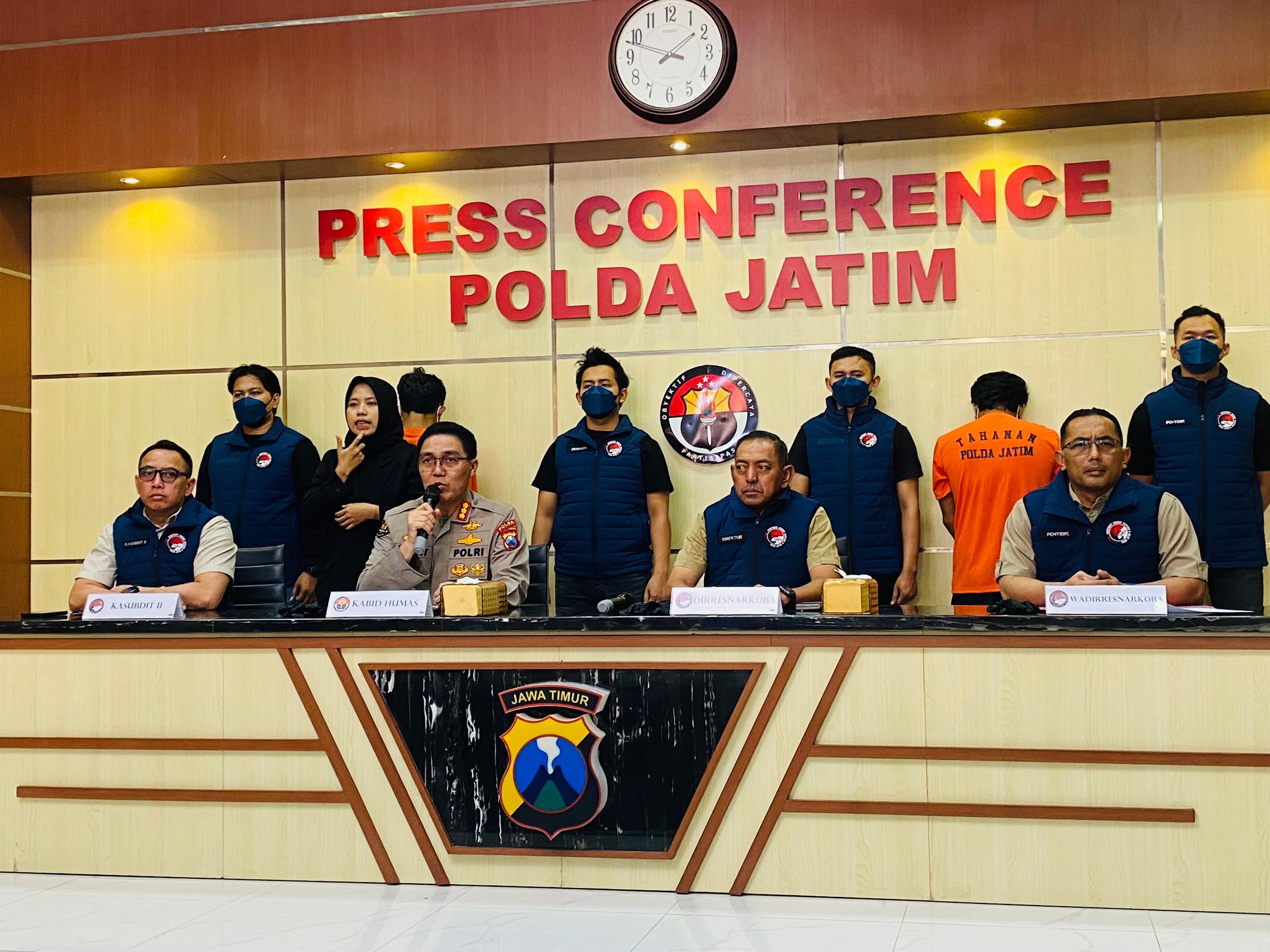 Konferensi Pers pengungkapan kasus narkotika jenis sabu jaringan Timur-Tengah, Selasa (29/4). (Juliana Christy / JawaPos.com) - Image