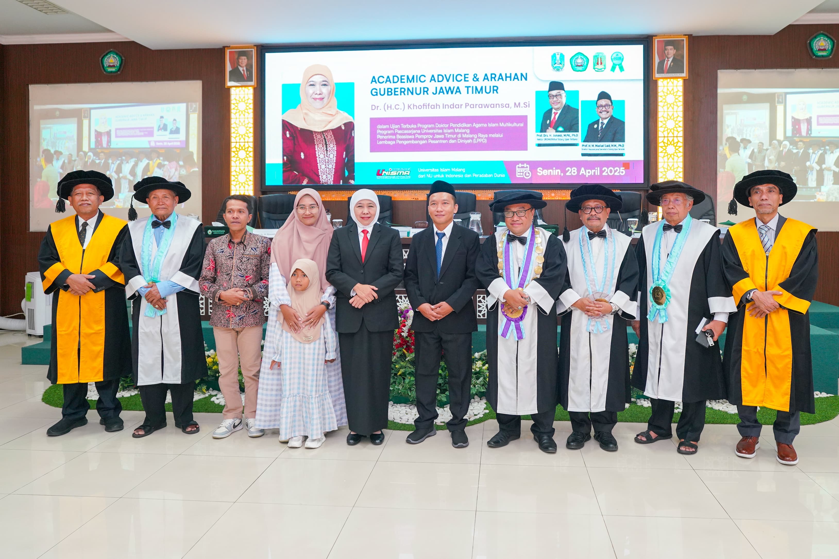 Gubenur Khofifah saat menghadiri Sidang Terbuka Program Doktor Pendidikan Agama Islam (PAI) di Universitas Islam Malang (Unisma), Senin (28/4). (Pemprov Jatim). - Image