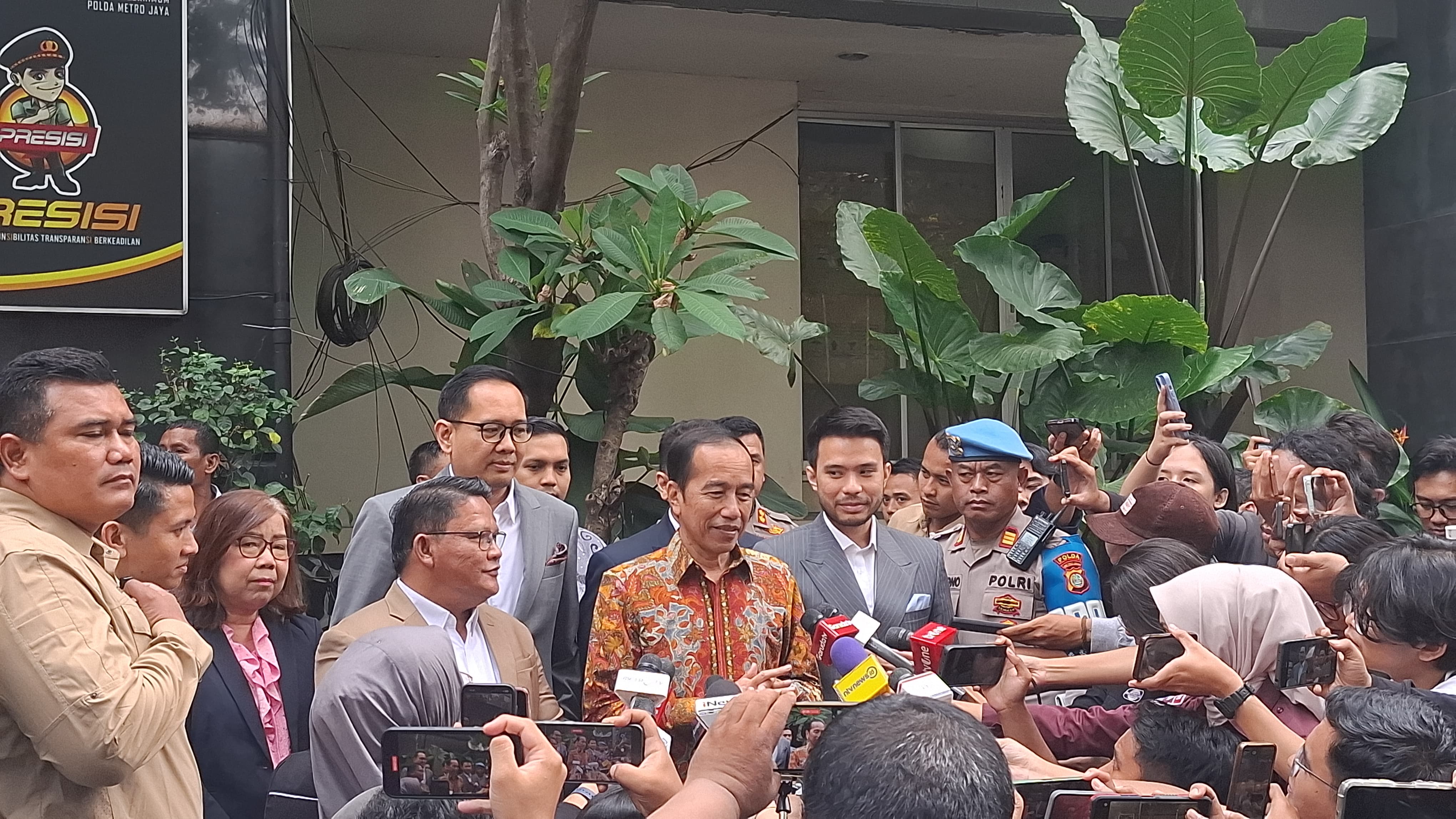Presiden ke-7 RI Joko Widodo (Jokowi) saat mendatangi Polda Metro Jaya. (Istimewa). - Image
