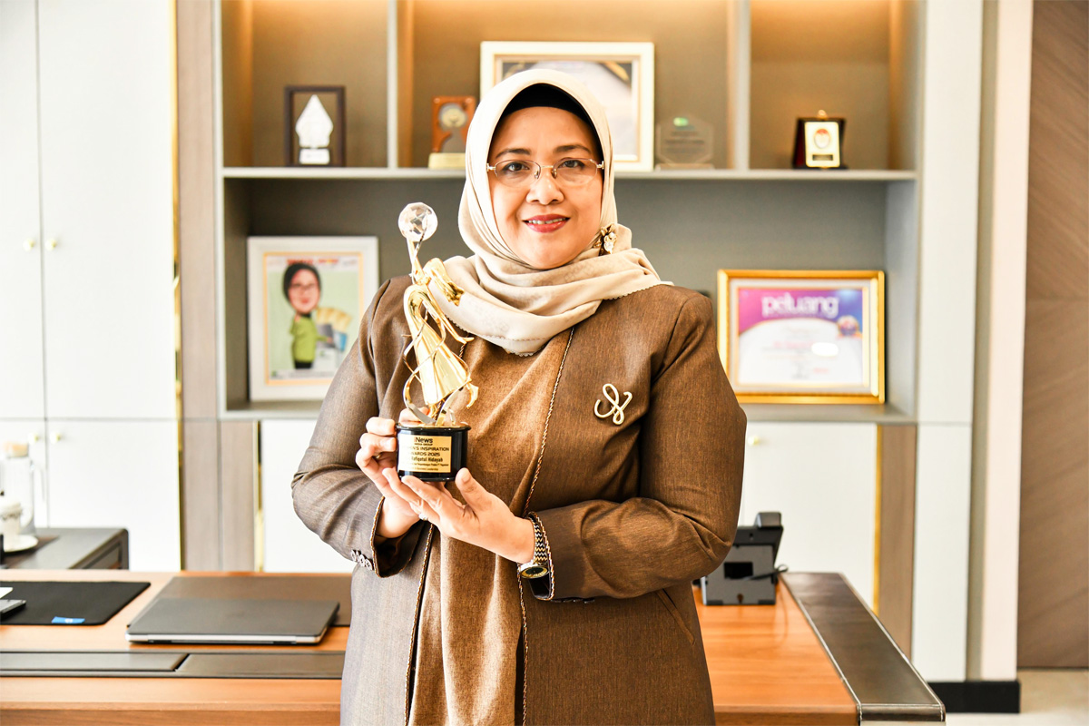 Direktur PT Pegadaian, Elvi Rofiqotul Hidayah menerima penghargaan Women’s Inspiration Awards 2025 pada kategori Women in Business Leadership, subkategori Creating Indonesia’s 1st Gold Bank. (Istimewa - Image