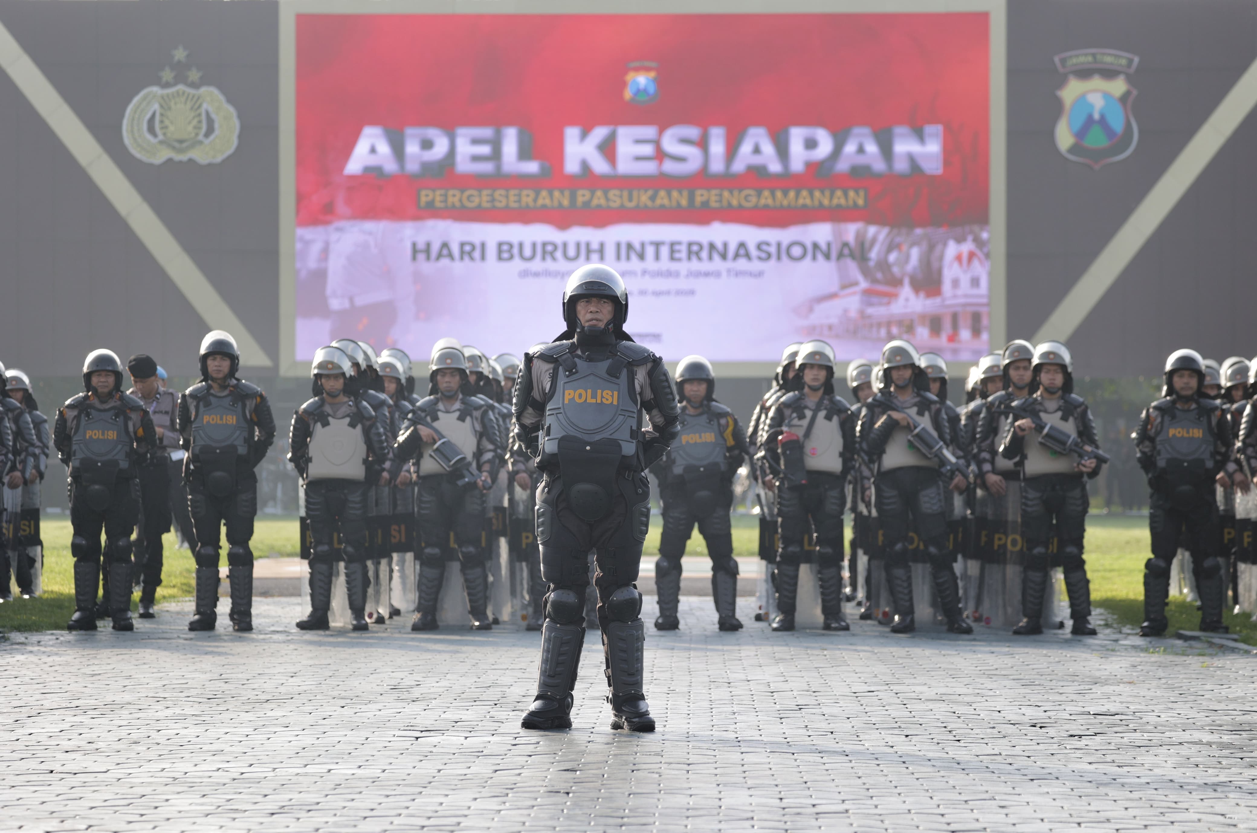 Apel kesiapan pengamanan yang digelar di Mapolda Jatim, Rabu (30/4). (Humas Polda Jatim) - Image