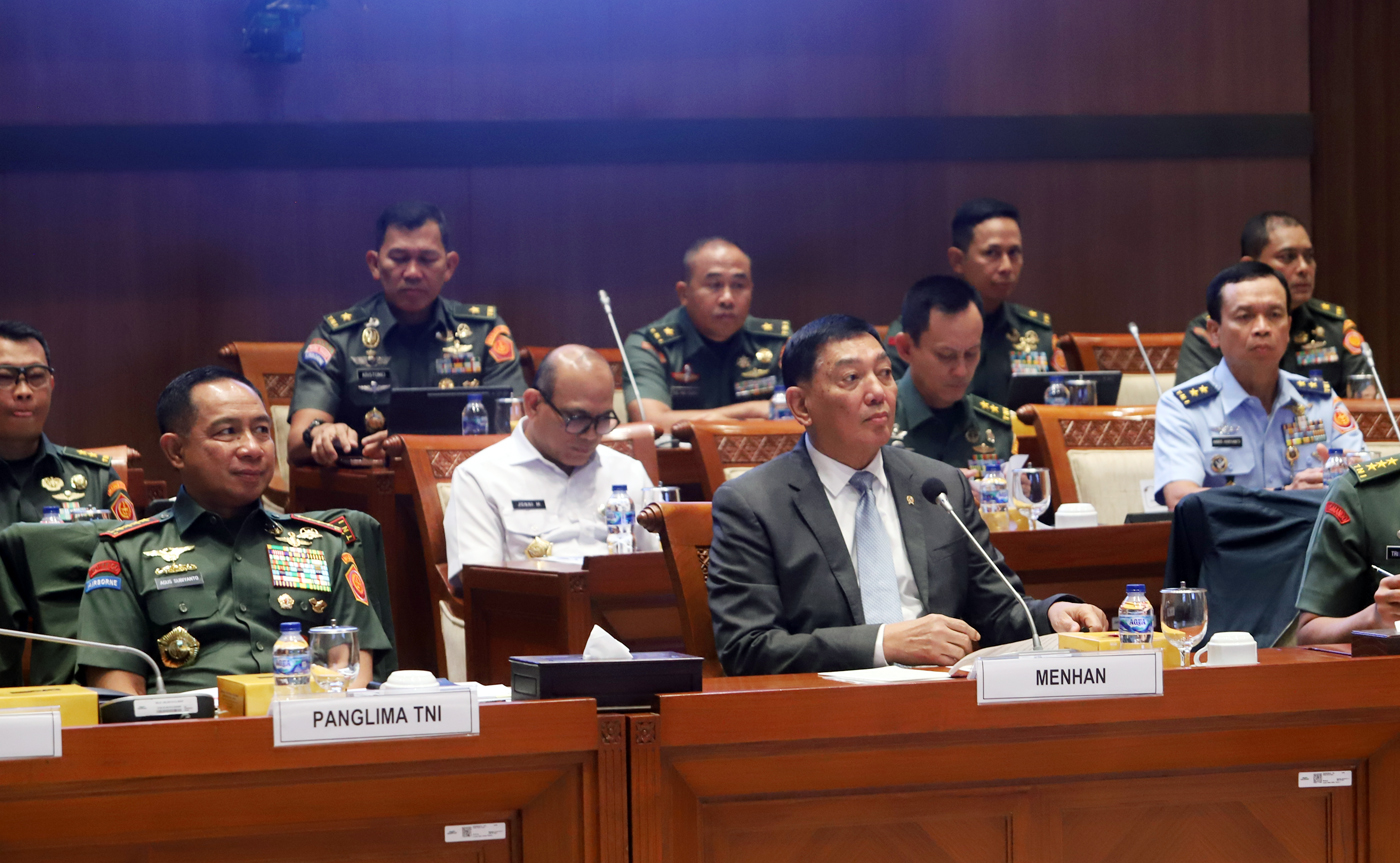 Menteri Pertahanan Sjafrie Sjamsoeddin  bersama dengan Panglima TNI Jenderal TNI Agus Subiyanto sebe