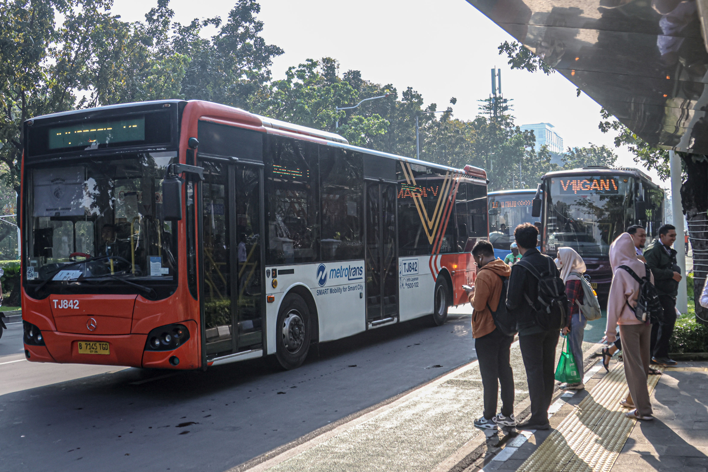 Ilustrasi transportasi umum di Jakarta. - Image