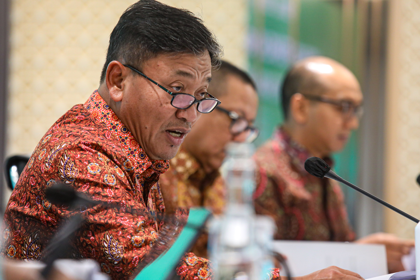 Plt Direktur Utama BSI Bob T Ananta memberikan paparan kinerja triwulan I 2025 PT Bank Syariah Indon