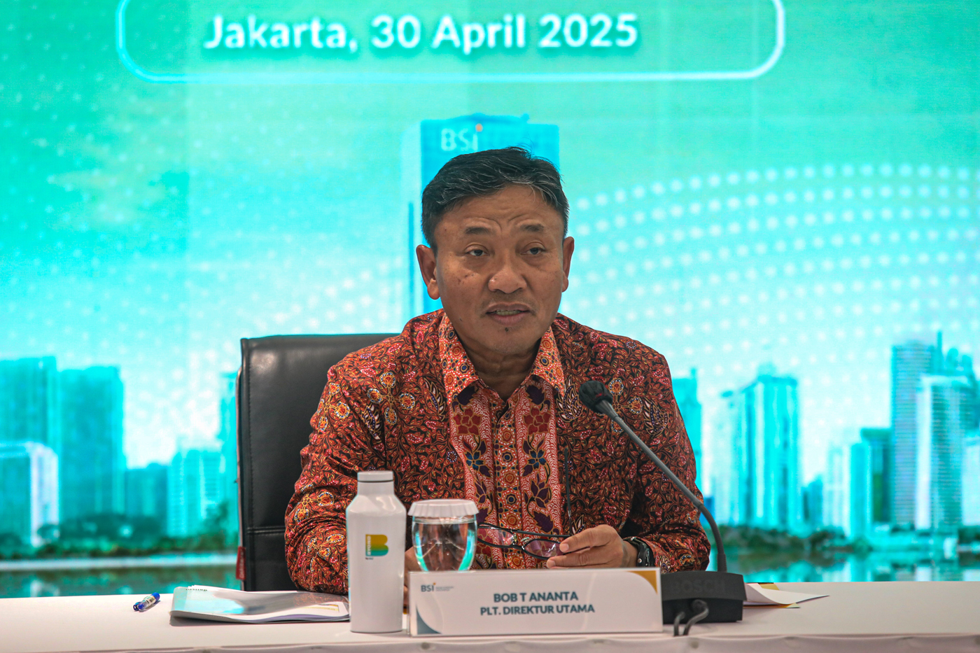 Plt Direktur Utama BSI Bob T Ananta memberikan paparan kinerja triwulan I 2025 PT Bank Syariah Indon