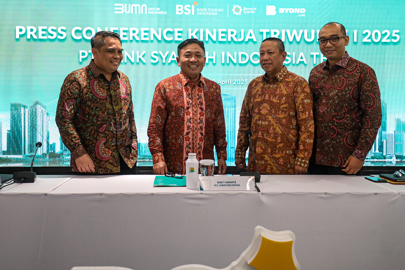 Plt Direktur Utama BSI Bob T Ananta (kedua kiri) didampingi Direktur Sales & Distribution BSI Anton