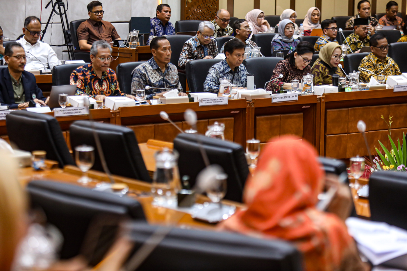 Wakil Menteri Pendidikan Tinggi Sains dan Teknologi (Wamendiktisaintek) Fauzan bersama menteri keseh