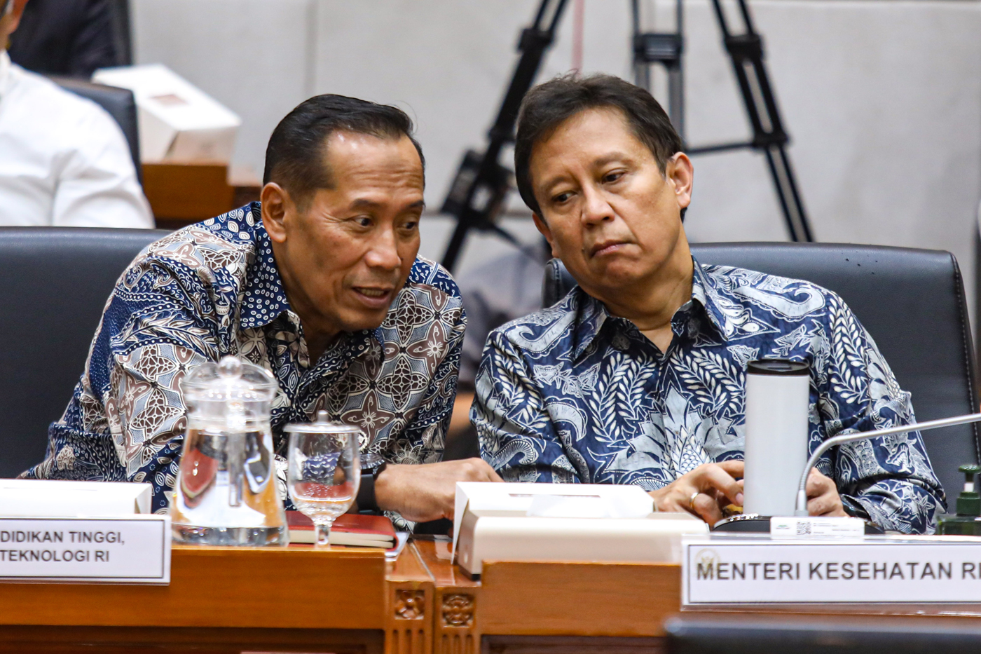 Wakil Menteri Pendidikan Tinggi Sains dan Teknologi (Wamendiktisaintek) Fauzan bersama menteri keseh