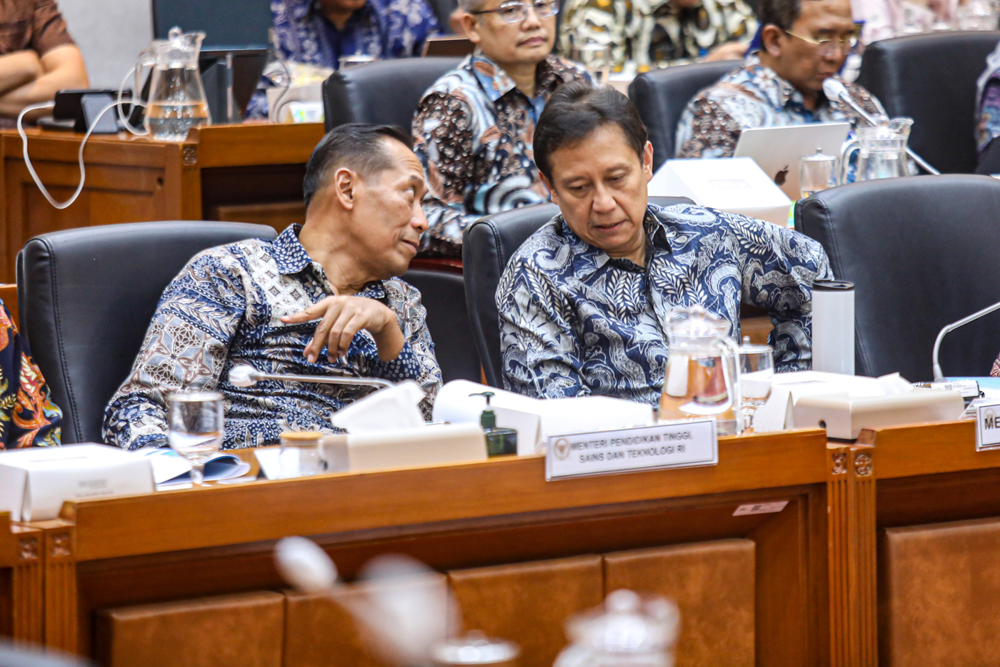 Wakil Menteri Pendidikan Tinggi Sains dan Teknologi (Wamendiktisaintek) Fauzan bersama menteri keseh