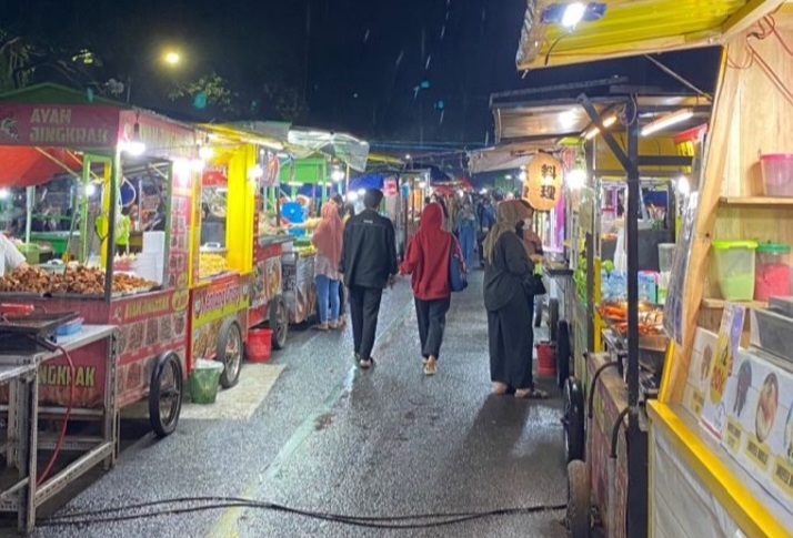 Rekomendasi jajanan paling hits dan diburu pembeli di pasar malam Kodam Brawijaya Surabaya - Image