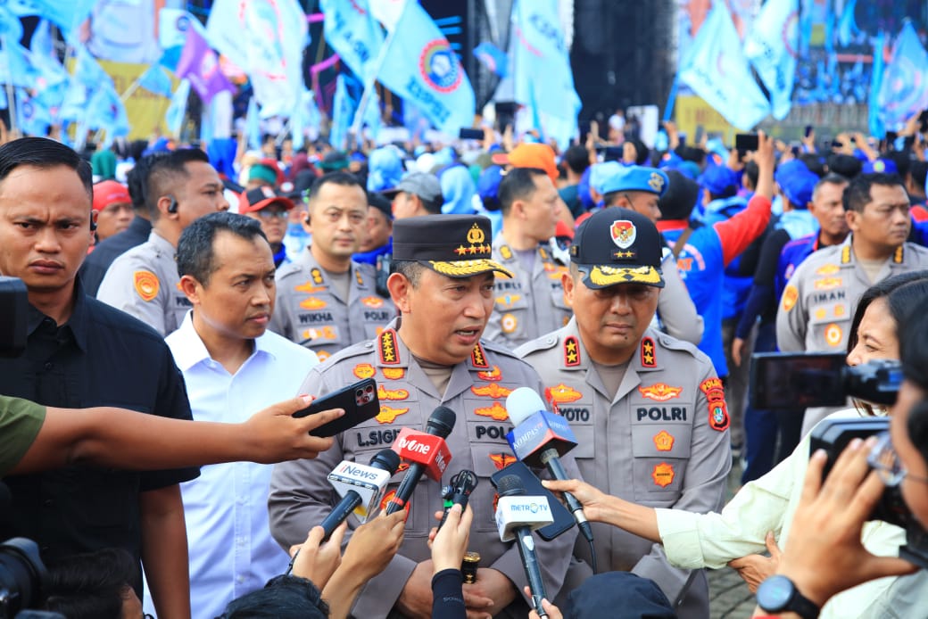 Kapolri Jenderal Polisi Listyo Sigit Prabowo turun langsung mengawal para buruh. (Polri). - Image
