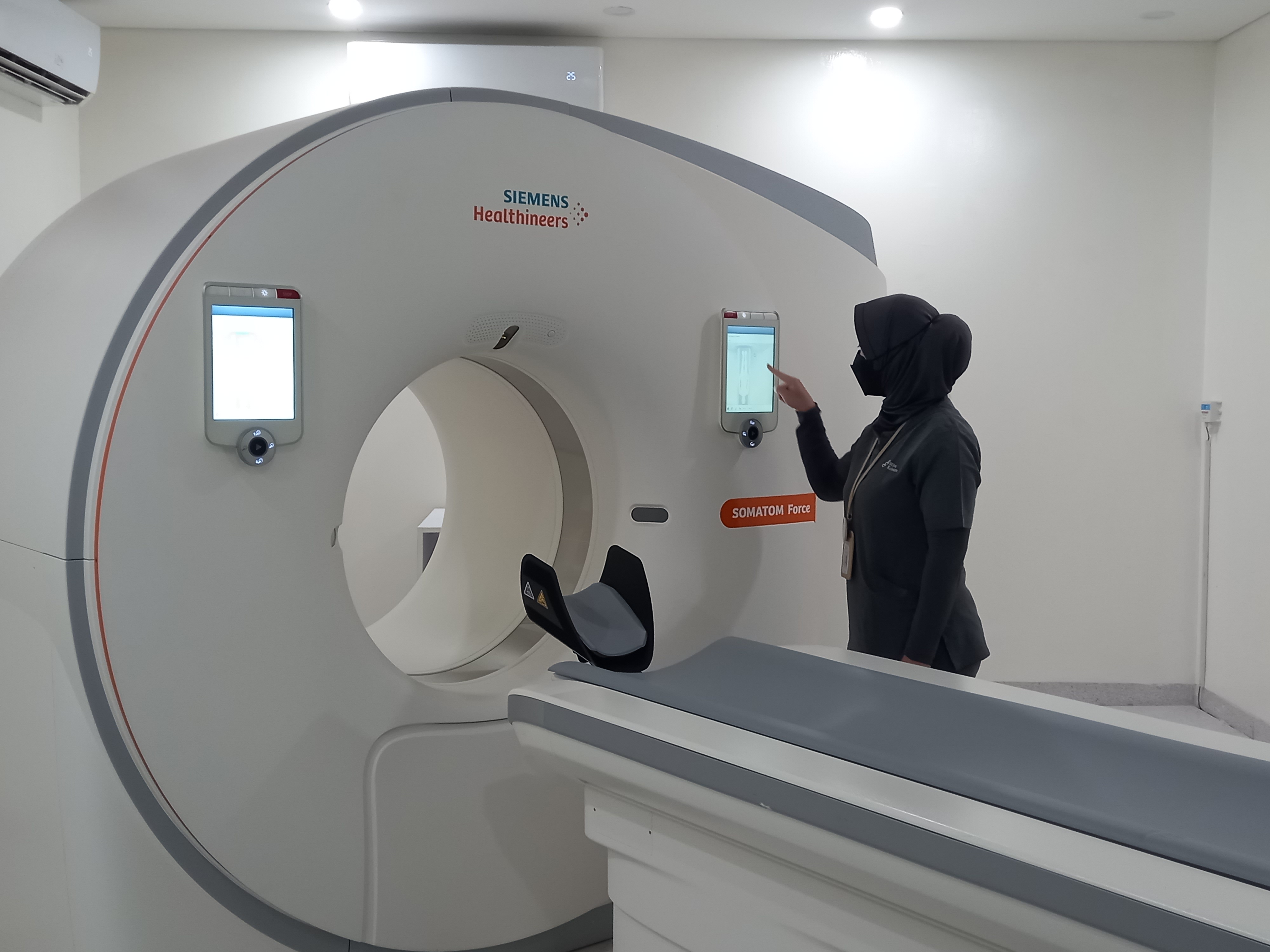 Teknologi CT SOMATOM Force yang baru saja diluncurkan oleh RS Mitra Keluarga Surabaya. (Novia Herawati/ JawaPos.com) - Image