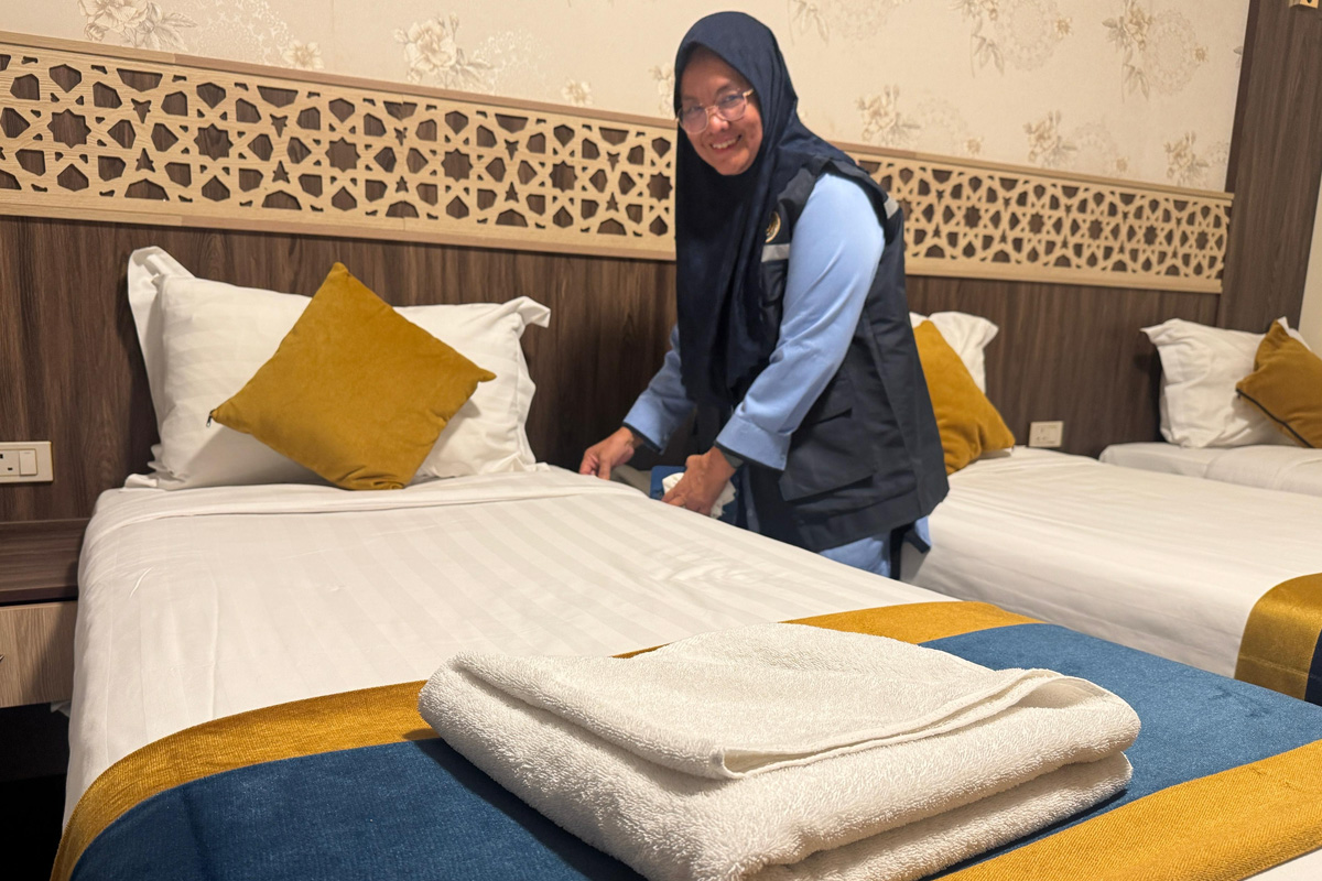 Petugas Haji dari Sektor 1 Daker Madinah sedang menyiapkan kamar hotel untuk kloter pertama yang datang Jumat (2/5). (Dhimas Ginanjar/JawaPos.com) - Image