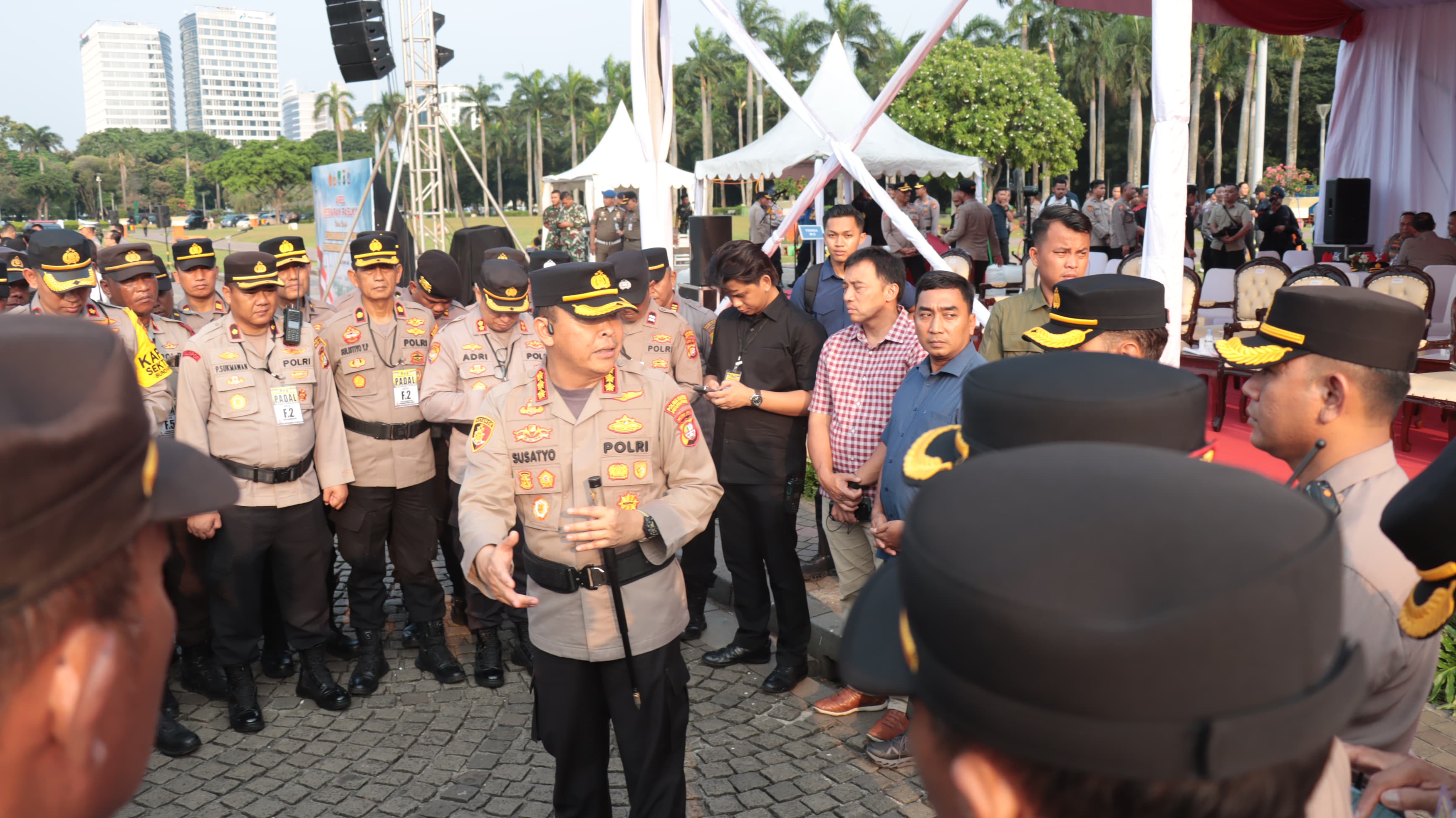 Kapolres Metro Jakarta Pusat Kombes Pol Susatyo Purnomo Condro memberikan pengarahan pengamanan May Day 2025 di Monas, Kamis (1/5). (Istimewa). - Image