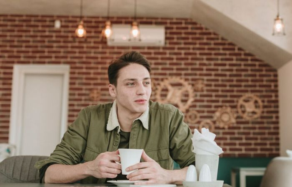 Ilustrasi orang yang menikmati duduk sendiri di café. (Freepik) - Image