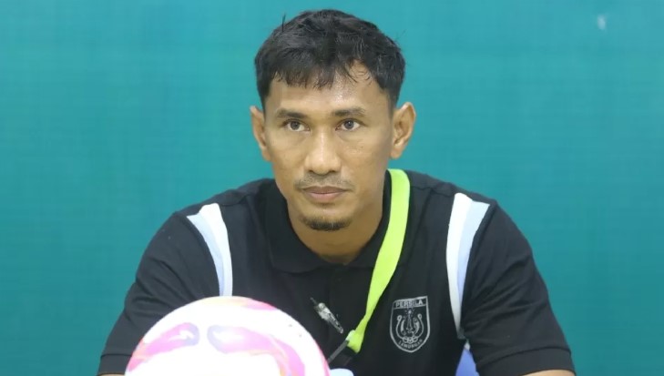 Zulkifli Syukur belum mendapat kejelasan dari manajemen soal kelanjutan perannya di tim. Padahal, kontribusinya musim lalu cukup nyata dan masih memiliki kontrak yang berlaku. (Dok. Persela) - Image