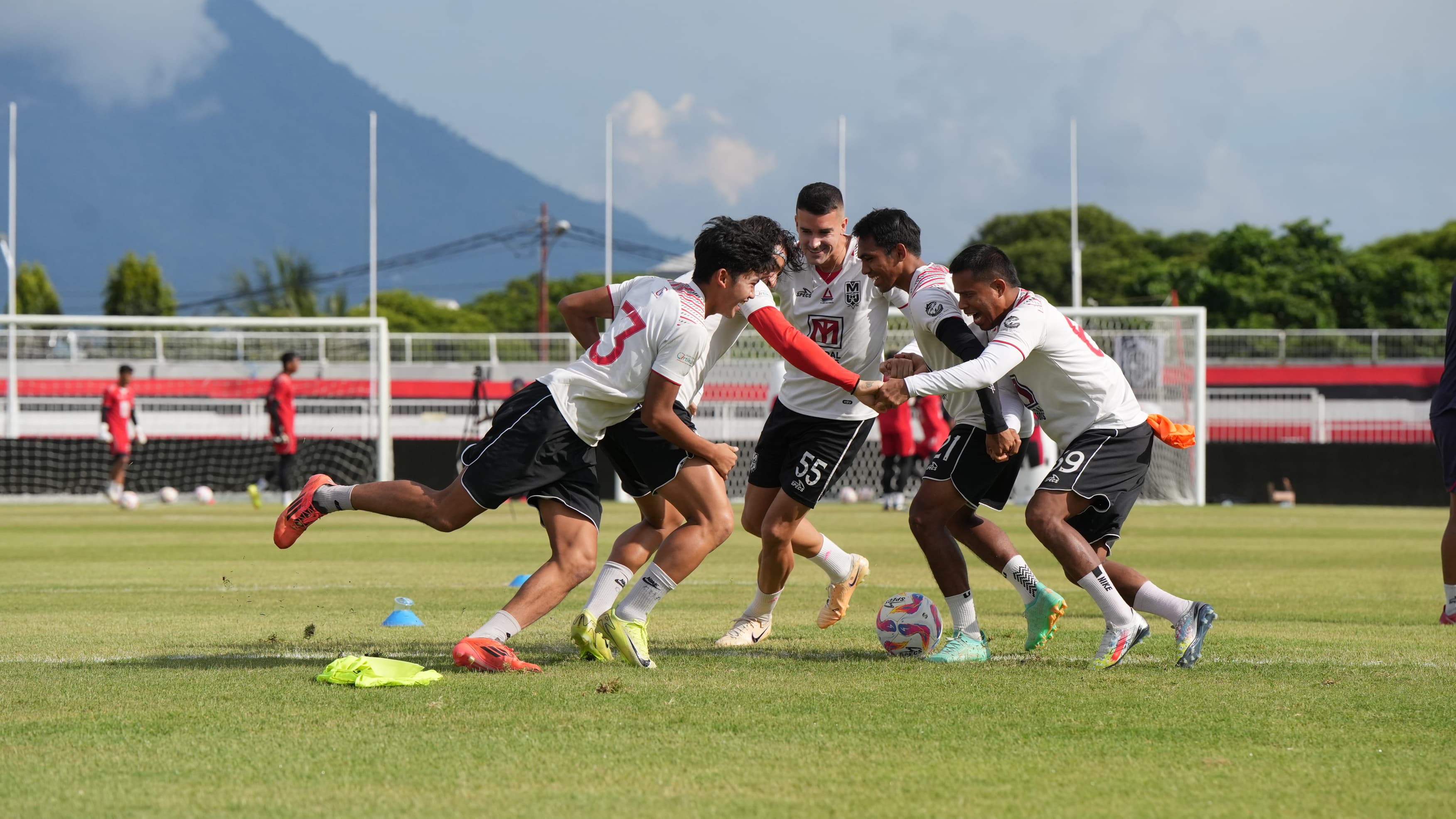 Skuad Malut United saat melakoni sesi official training di Stadion Kie Raha, Ternate. - Image
