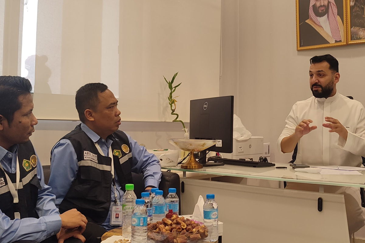 Kepala Daker Bandara Abdul Basir saat bertemu dengan Manajer Syarikah Al Isnad Al Mutakamel, Atif Ainusa. (Media Center Haji 2025) - Image