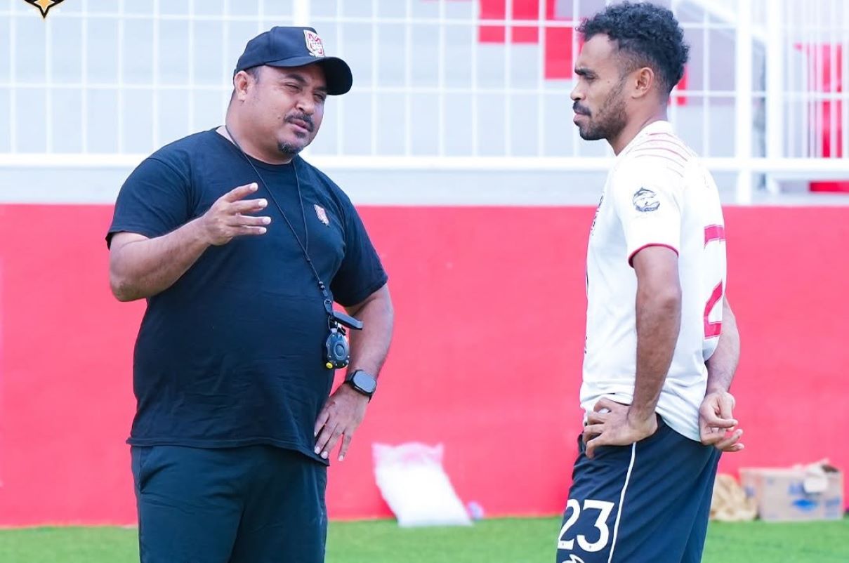 Pelatih Imran Nahumarury sedang berdiskusi dengan Yakob Sayuri (Dok. Malut United) - Image