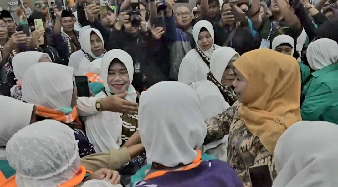 Gubernur Khofifah melepas kloter pertama Embarkasi Surabaya di Hall Musdalifah, Jumat (2/4) dini hari. (Istimewa). - Image