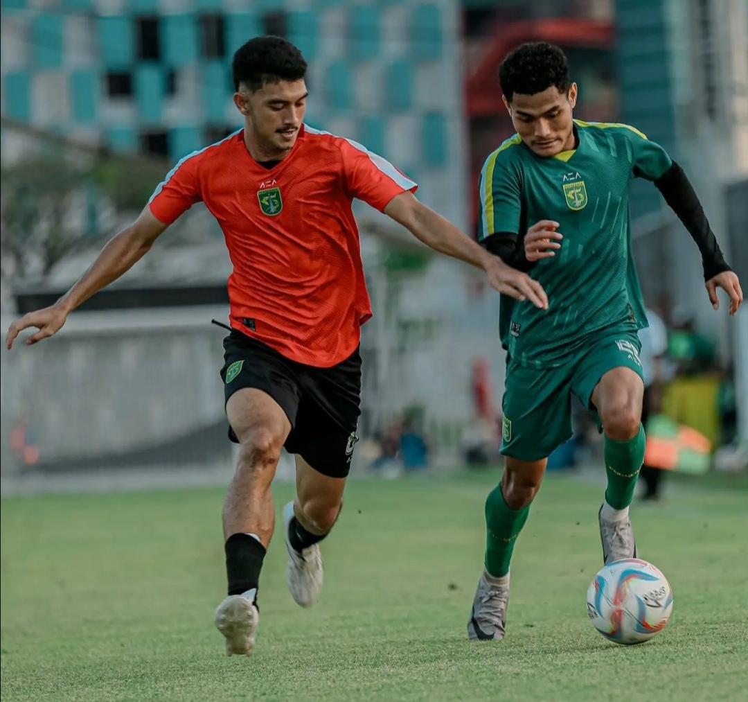 Mikael Tata terkejut saat Randy Hanson May bergabung dengan Persebaya Surabaya, mengingat masa lalu mereka sebagai rival. (Dok. Persebaya) - Image