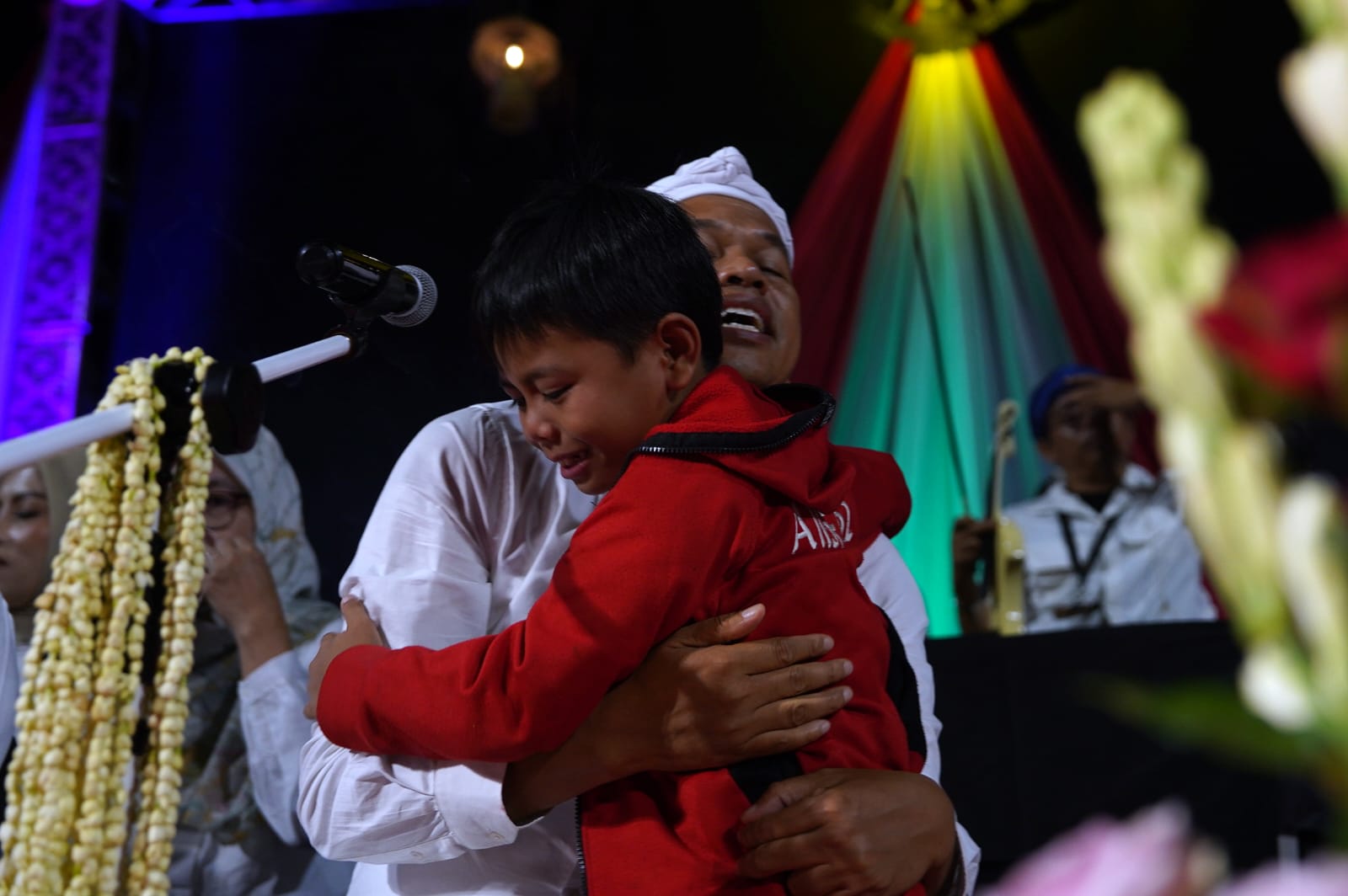 Gubernur Jawa Barat Dedi Mulyadi menghadiri Apresiasi Budaya Jawa Barat " Abdi Nagri Nganjang ka Warga" di Lapangan Pandapa Paramarta, Kuningan, Jawa Barat, Jumat (2/5/2025). (Tim Media KDM) - Image