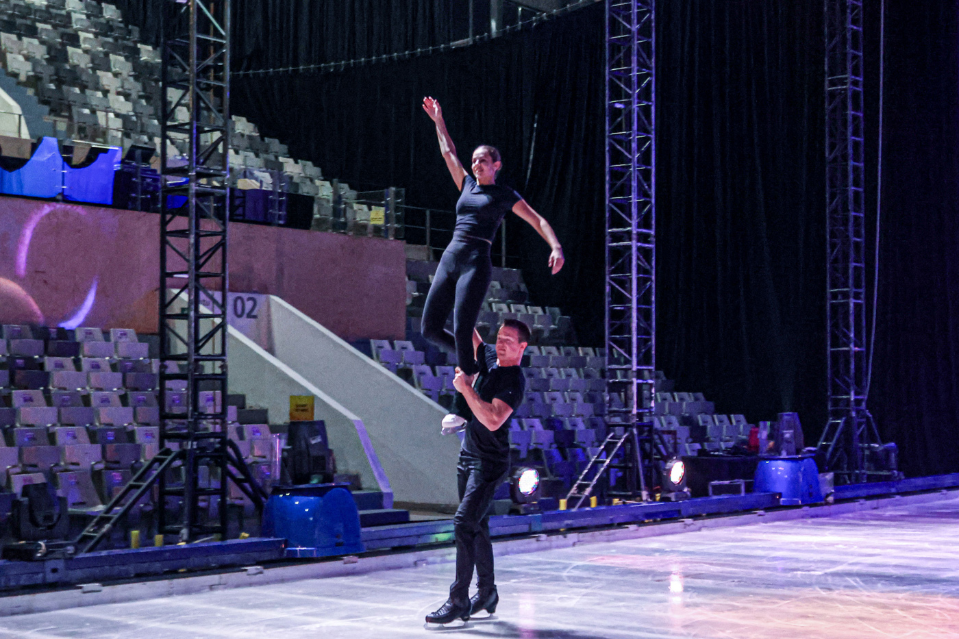 Sejumlah pemain melakukan pemanasan untuk acara Disney on Ice 2025 di Istora Senayan, Jakarta, Jumat