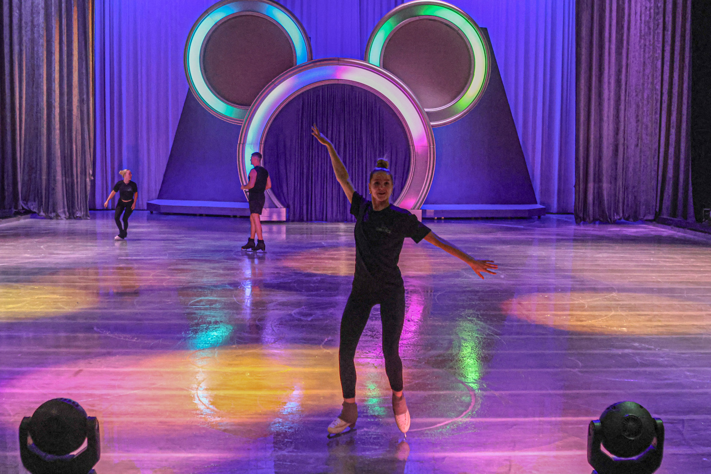 Sejumlah pemain melakukan pemanasan untuk acara Disney on Ice 2025 di Istora Senayan, Jakarta, Jumat