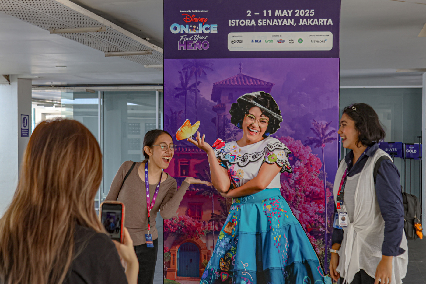 Sejumlah jurnalis berfoto dengan karakter usai acara pertunjukan Disney on Ice 2025 di Istora Senaya