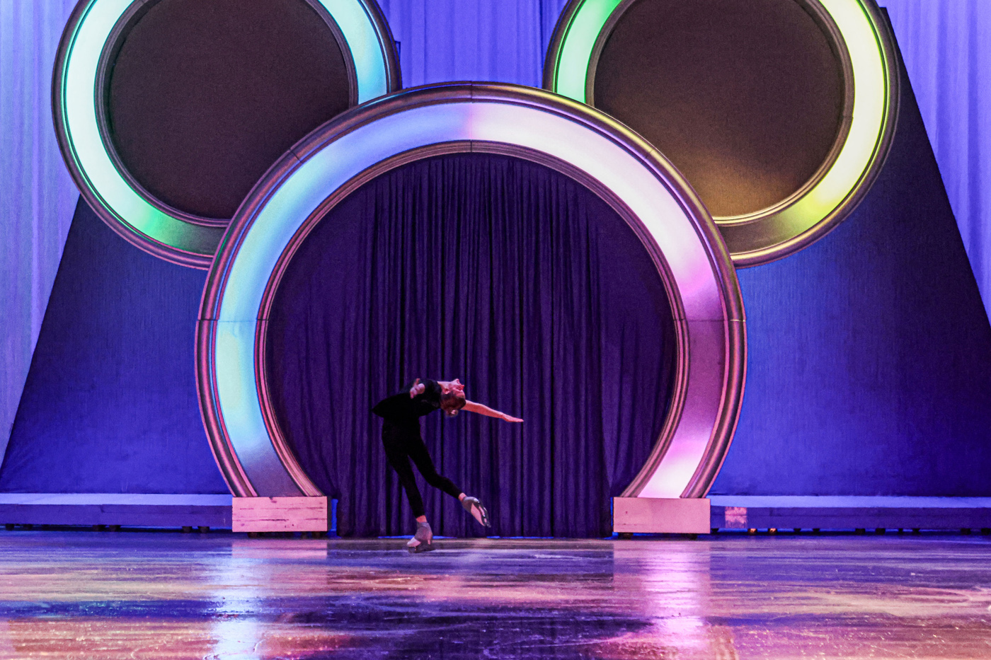 Sejumlah pemain melakukan pemanasan untuk acara Disney on Ice 2025 di Istora Senayan, Jakarta, Jumat