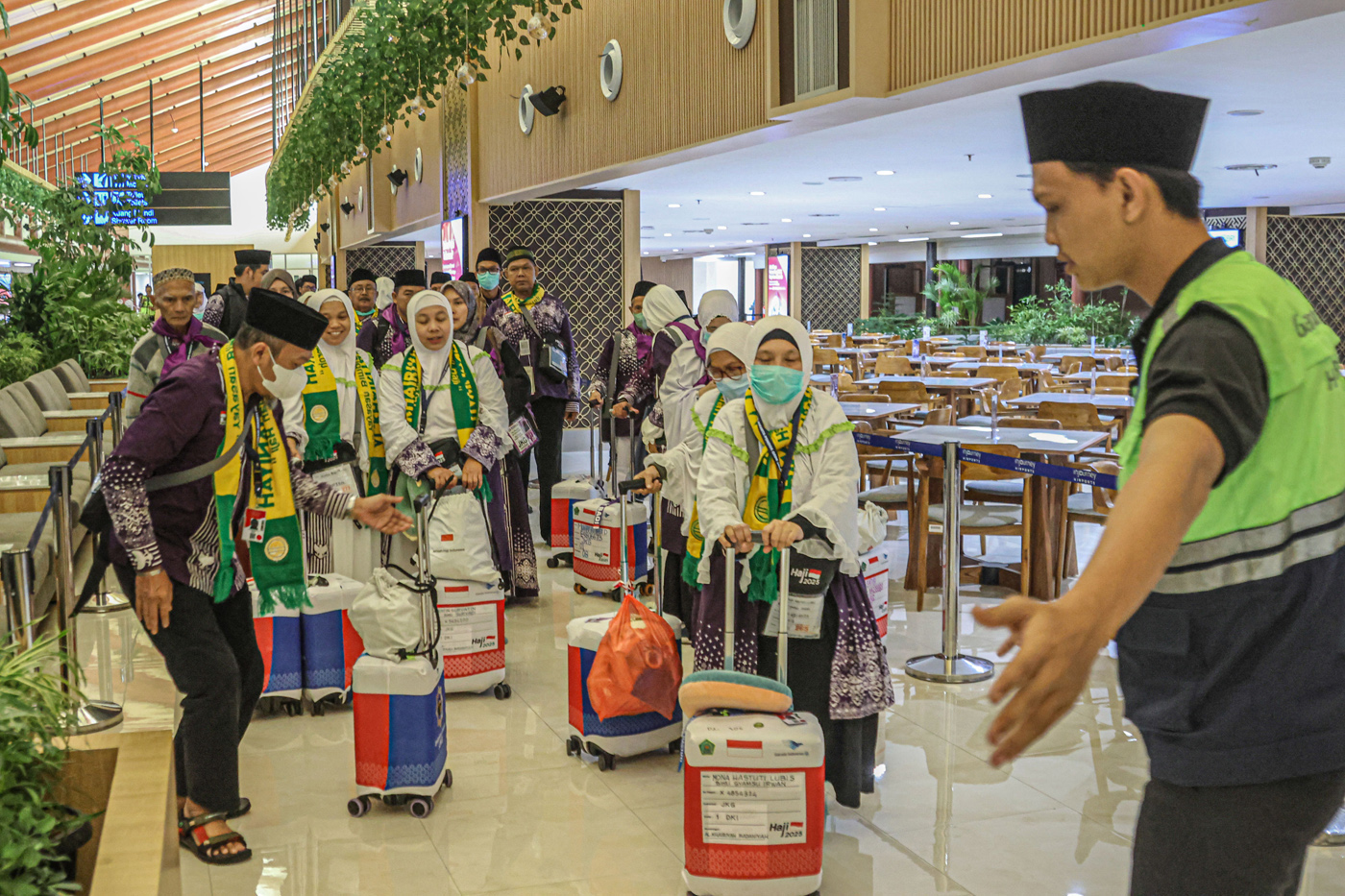 Sejumlah calon jamaah haji menunggu pemeriksaan imigrasi di Terminal 2F, Bandara Soekarno-Hatta, Kam