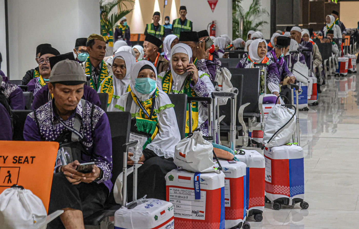 Sejumlah calon jamaah haji menunggu pemeriksaan imigrasi di Terminal 2F, Bandara Soekarno-Hatta, Kam