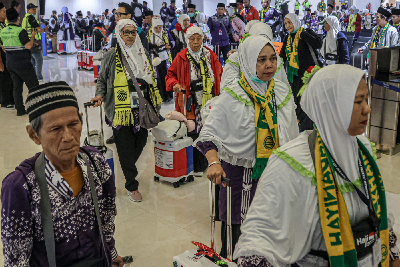 Sejumlah calon jamaah haji menunggu pemeriksaan imigrasi di Terminal 2F, Bandara Soekarno-Hatta, Kam