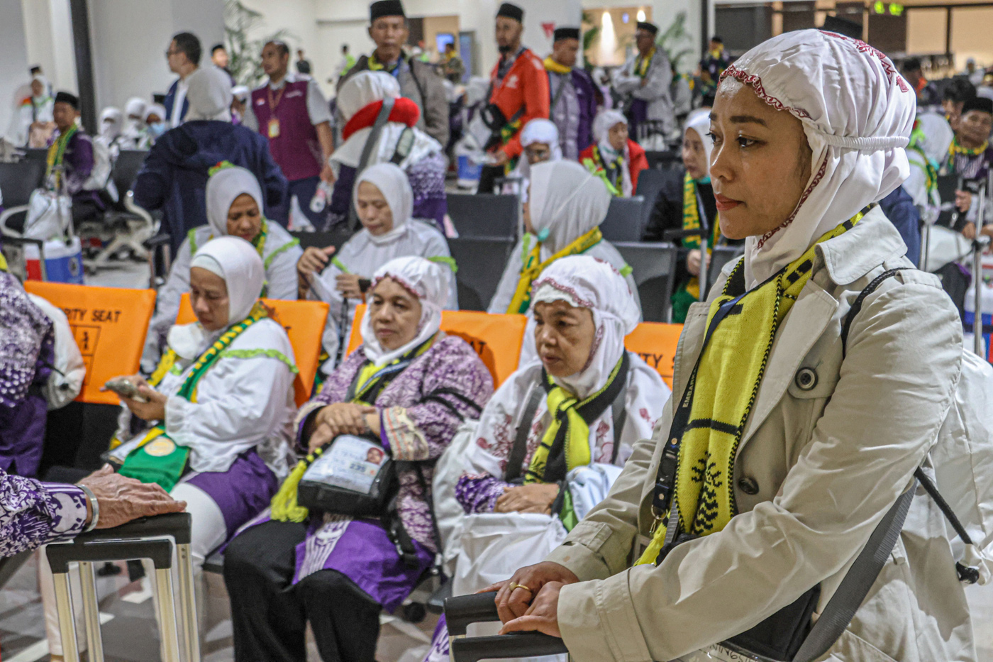 Sejumlah calon jamaah haji menunggu pemeriksaan imigrasi di Terminal 2F, Bandara Soekarno-Hatta, Kam