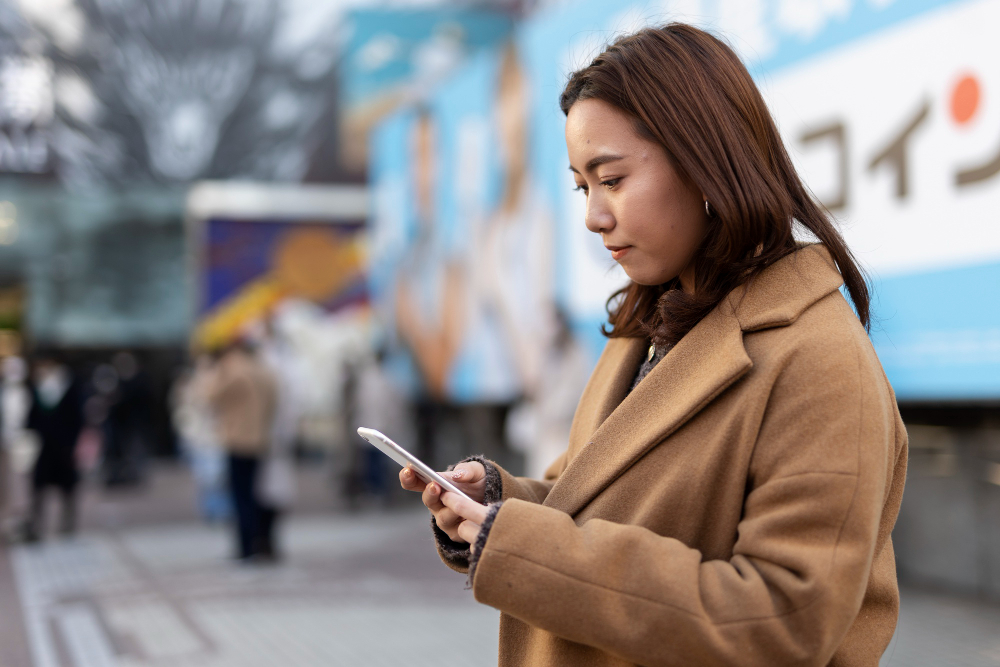 Ilustrasi seseorang yang sering membaca ulang chat. (Freepik). - Image