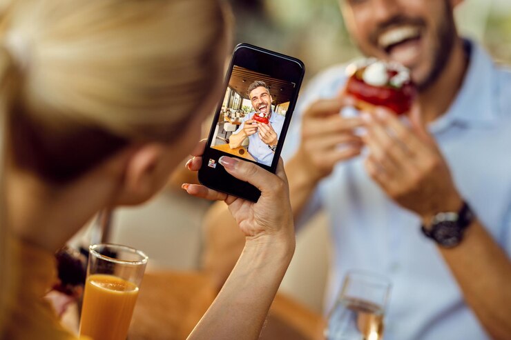 Ilustrasi pasangan yang sering mem-posting hubungannya di media sosial (Sumber foto: freepik/ Drazen Zigic) - Image