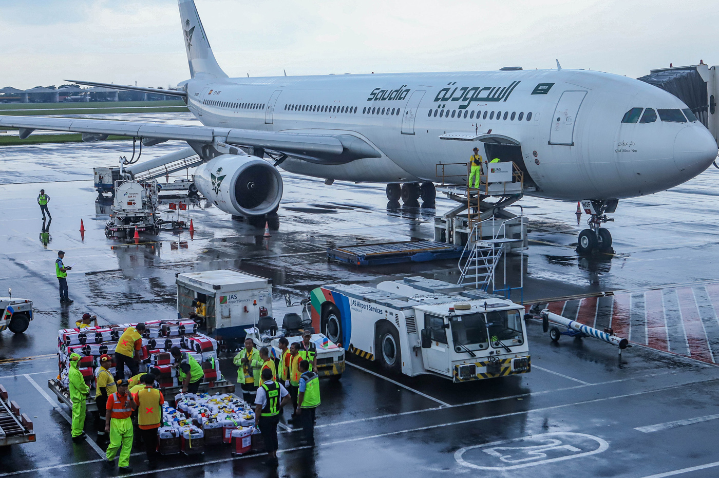 Petugas menata koper Jamaah calon haji menuju pesawat saat pemberangkatan di Terminal 1 Bandara Inte