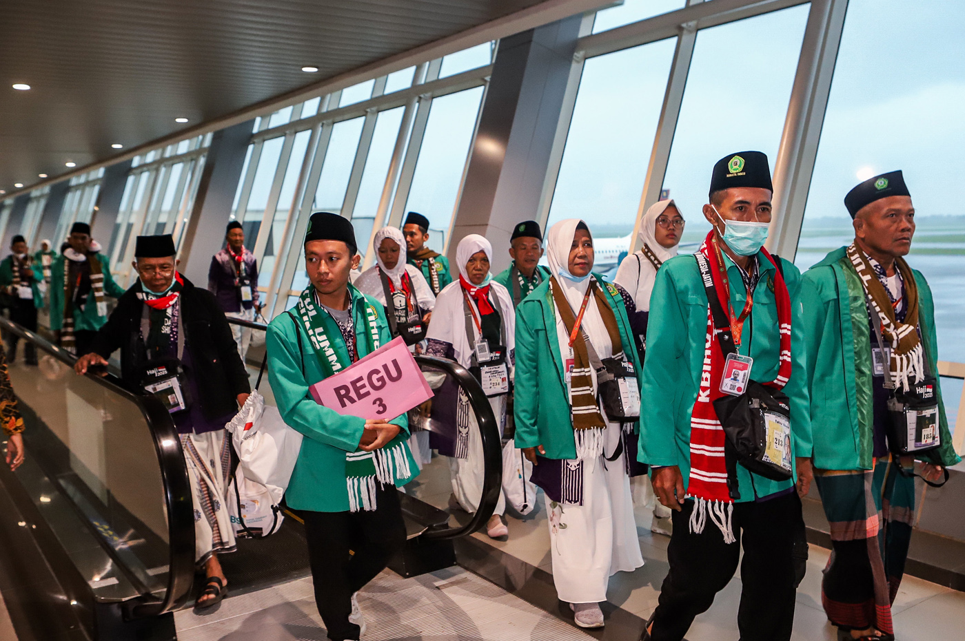 Jamaah calon haji menuju pesawat saat pemberangkatan di Terminal 1 Bandara Internasional Juanda, Jawa Timur, Jumat (2/5/2025). (Riana Setiawan/ Jawa Pos) - Image